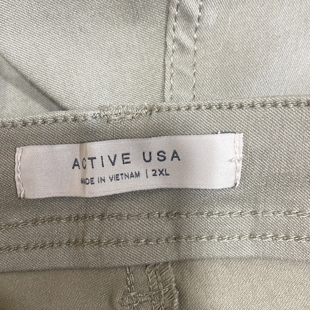 Tan trousers with 31” inseam, stretchy material, slight blemish at the hem - Picture 3 of 5